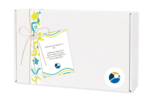 Caja de regalo para bebé con papelería corporativa exterior, logo y tarjeta