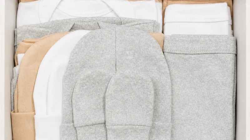 Regalos para recién nacido: ideas para niña, niño y opciones neutras o unisex Cajita de regalo unisex para recién nacido con prendas en tonos neutros y conejito de apego