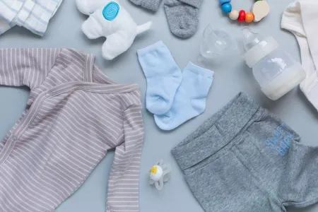 Prendas esenciales para bebés recién nacidos: guía para los primeros meses
