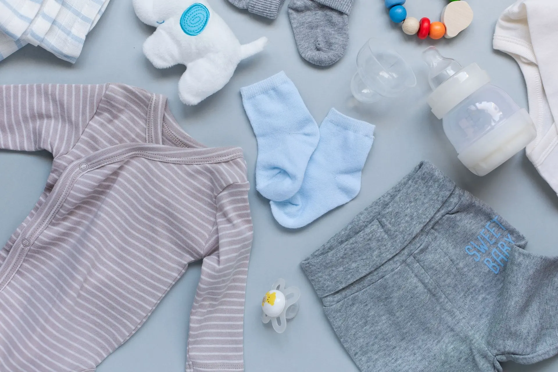 Prendas esenciales para bebés recién nacidos: guía para los primeros meses