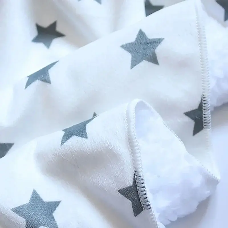 suave-manta-estampada.estrellas-5.webp